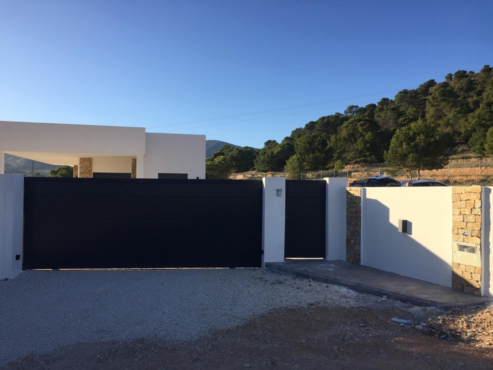 Moderne Villa mit Infinity-Pool und Garage