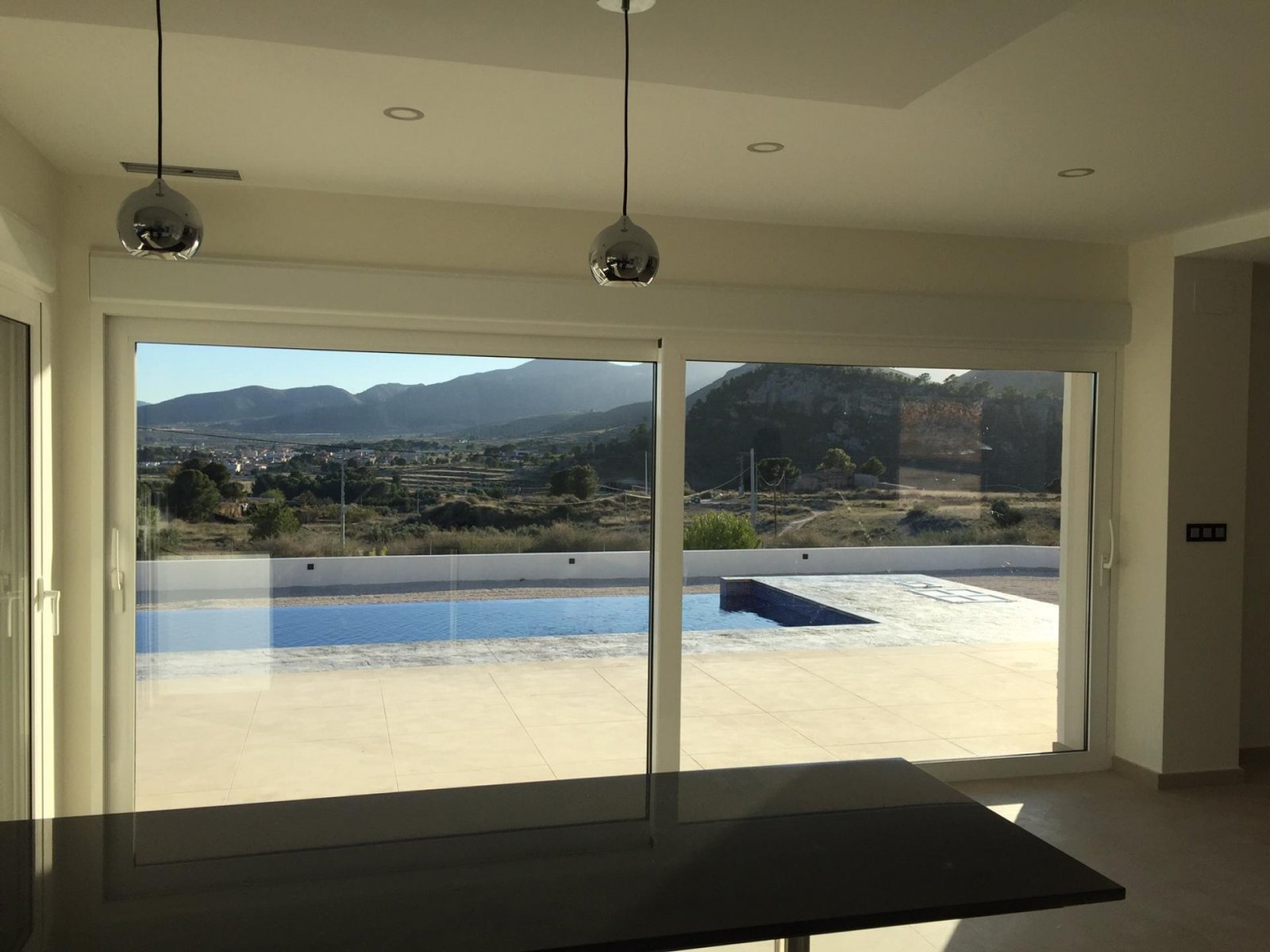 Moderne Villa mit Infinity-Pool und Garage