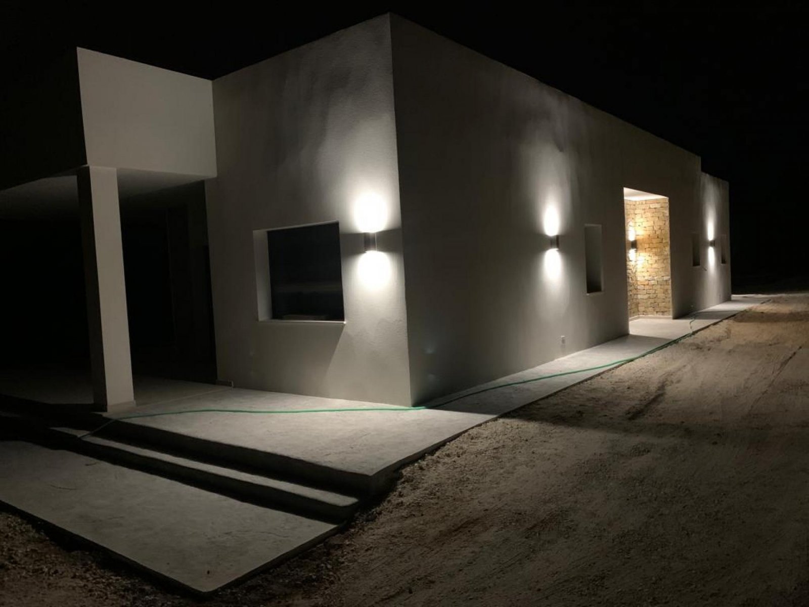 Moderne Villa mit Infinity-Pool und Garage
