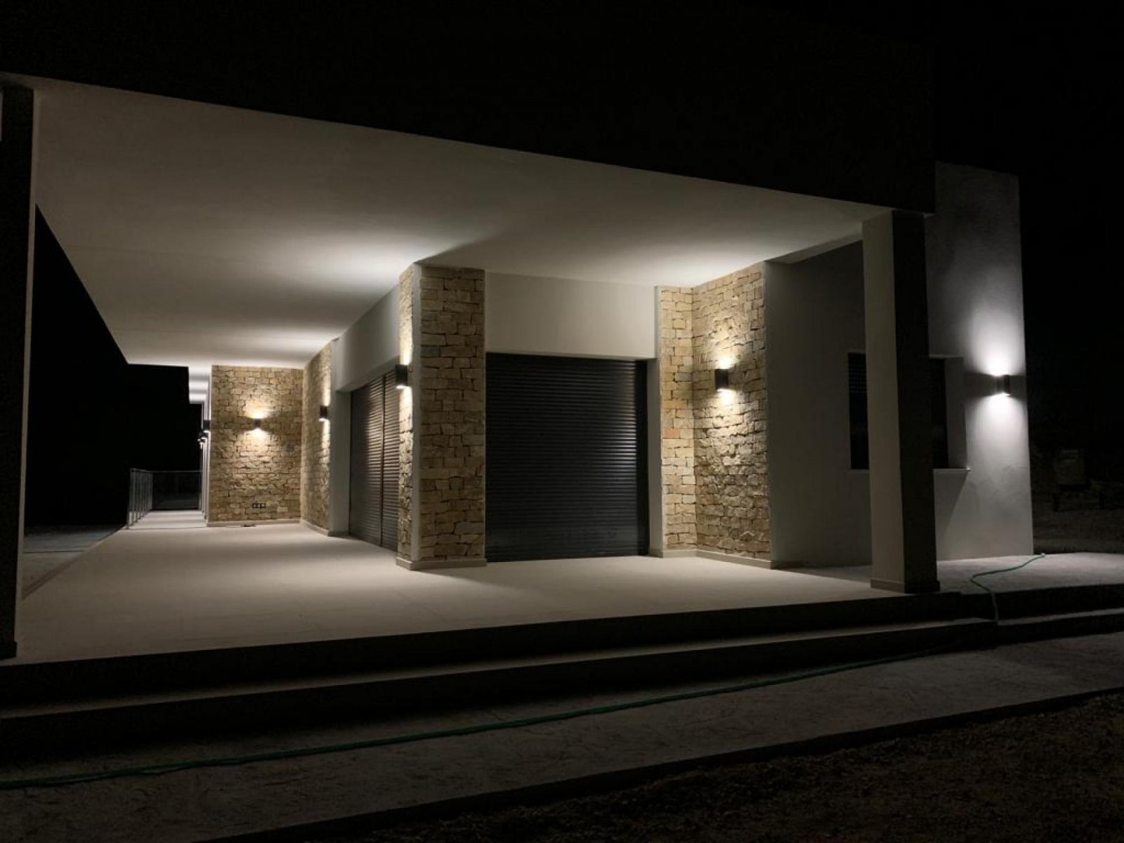 Moderne Villa mit Infinity-Pool und Garage