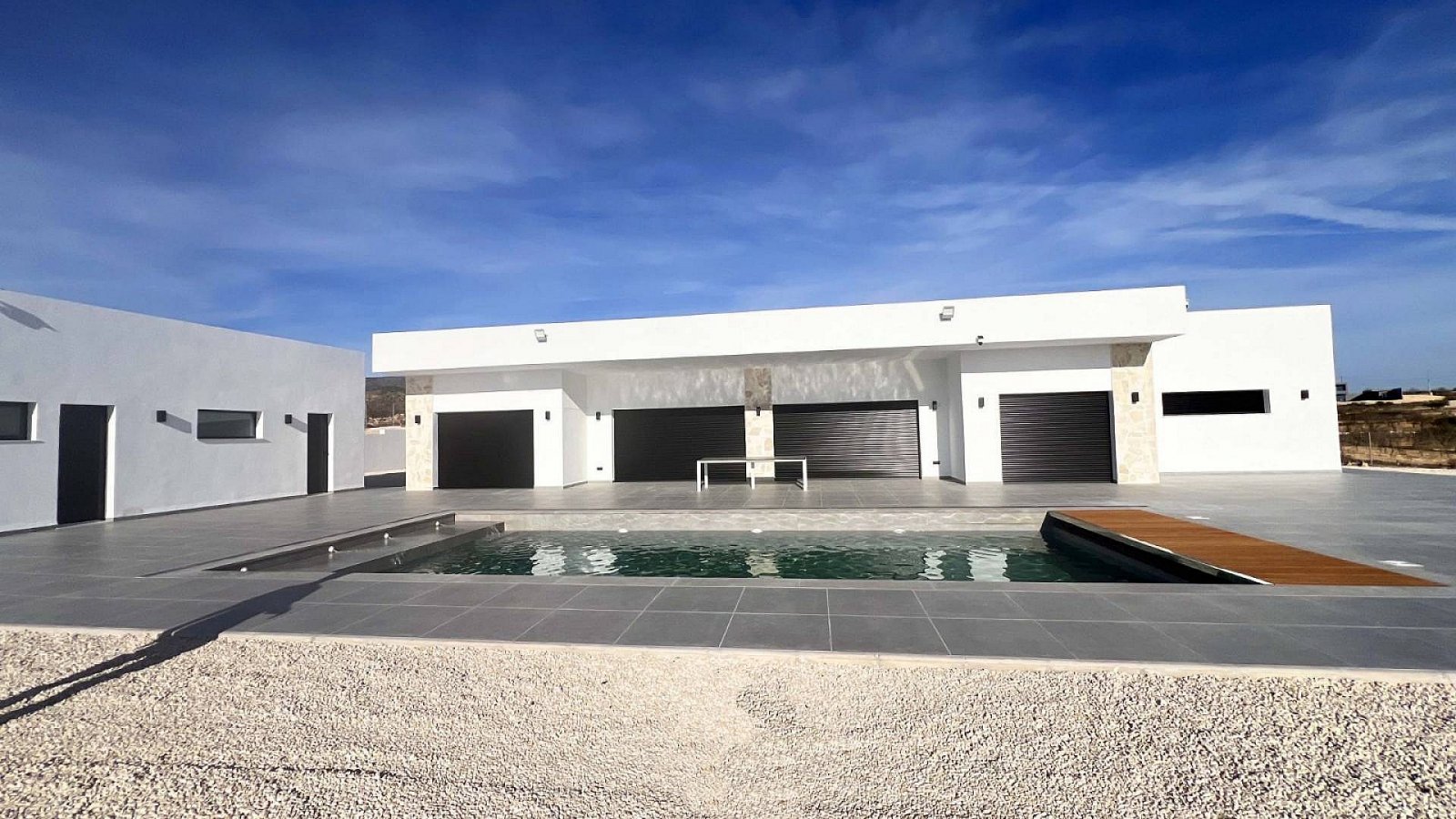 Novelda: Avantgardistische Villa mit Pool und spektakulären Panoramablicken 