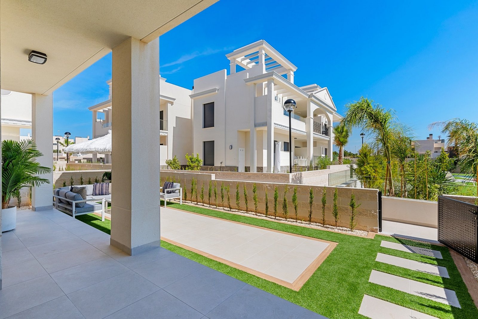 Moderne Gartenwohnung mit Pool