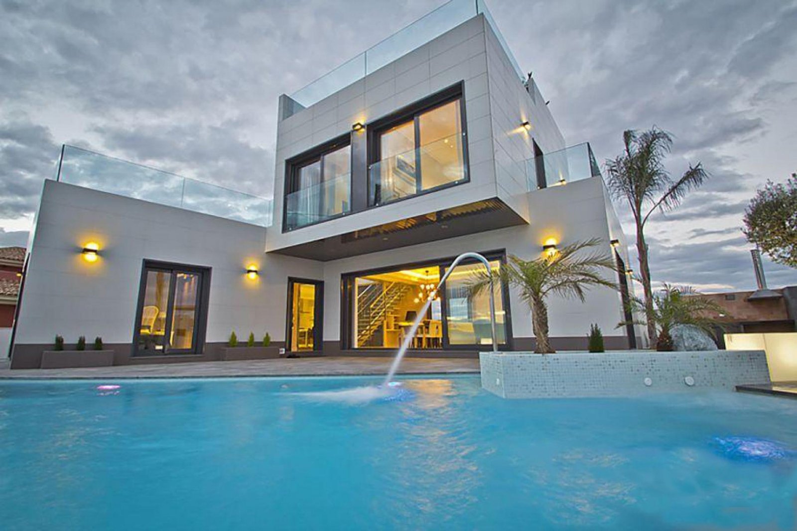 Luxusresidenz – Privatpool, Garage & elegantes Wohnen