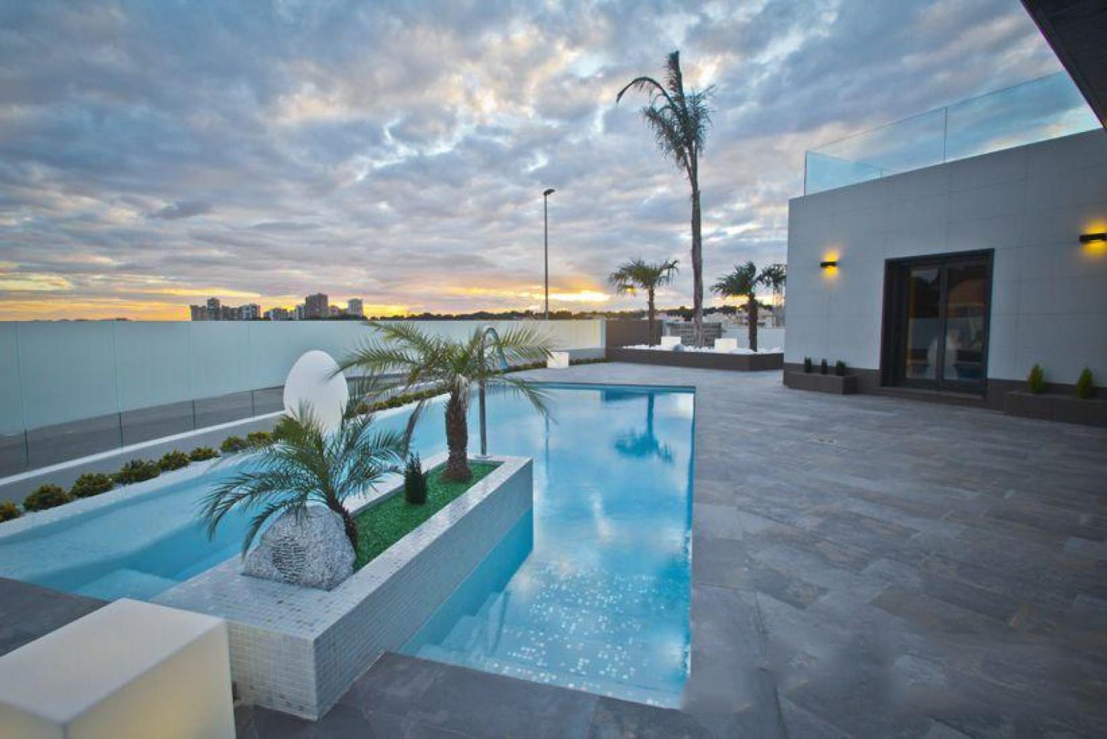 Luxusresidenz – Privatpool, Garage & elegantes Wohnen