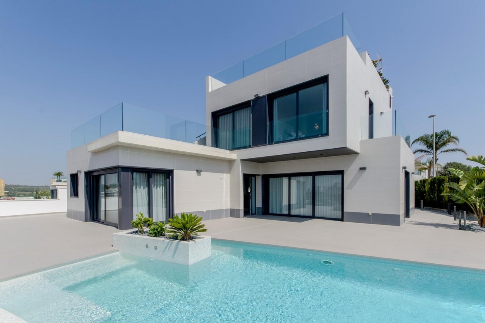 Luxusresidenz – Privatpool, Garage & elegantes Wohnen