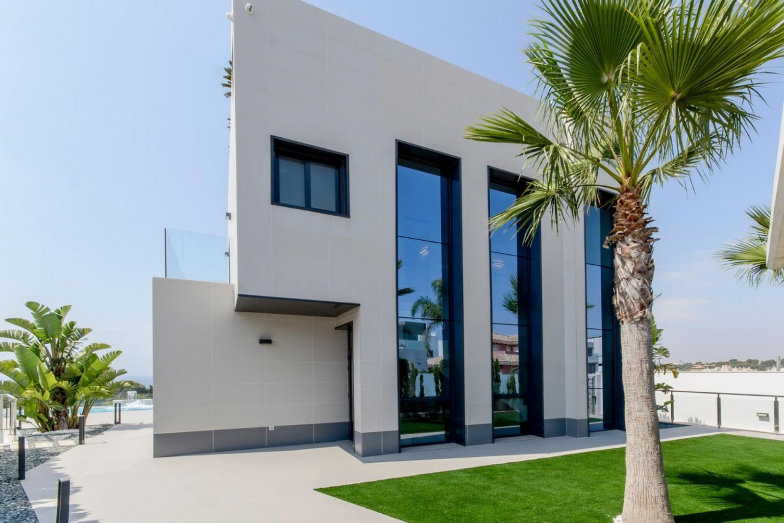 Luxusresidenz – Privatpool, Garage & elegantes Wohnen