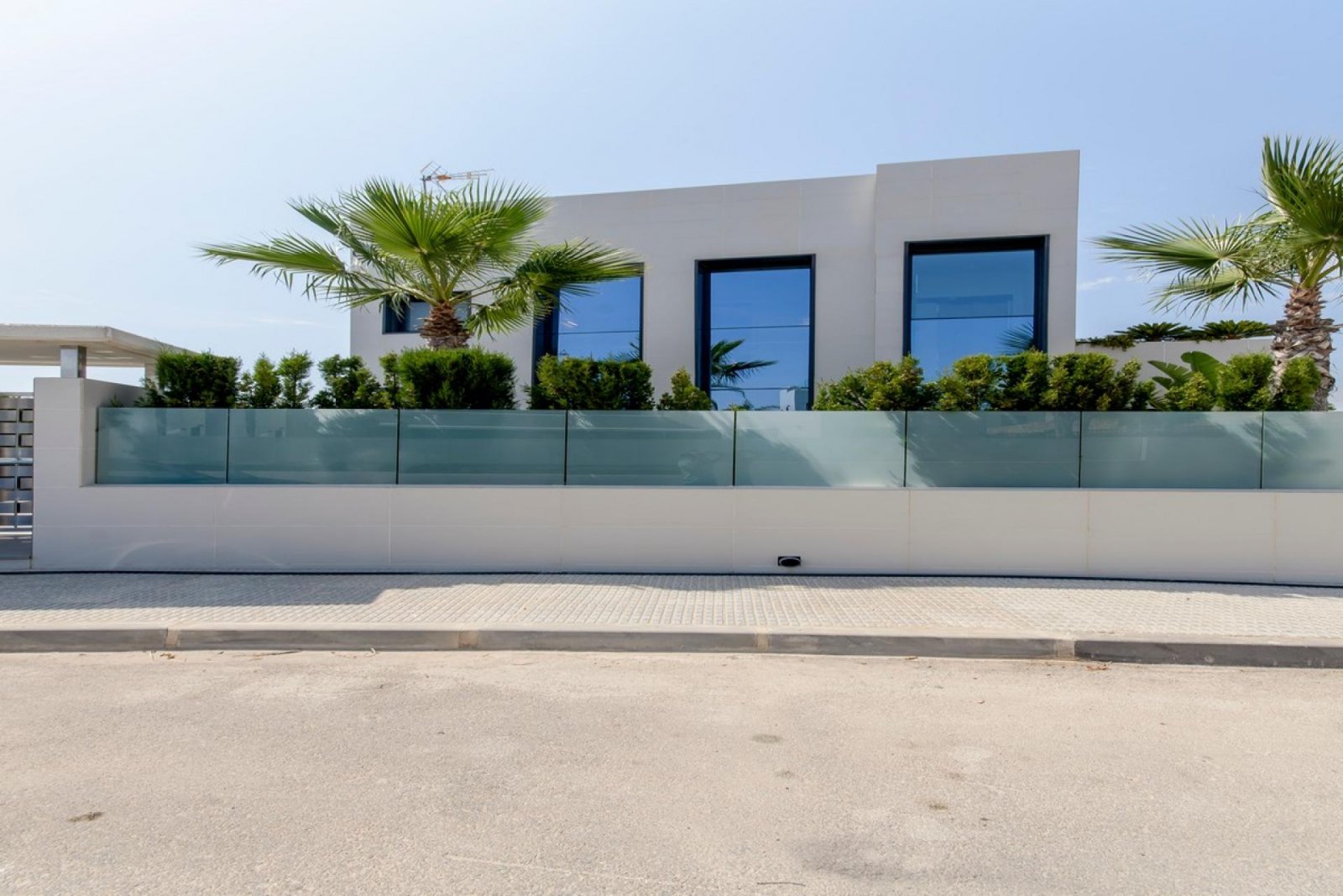Luxusresidenz – Privatpool, Garage & elegantes Wohnen