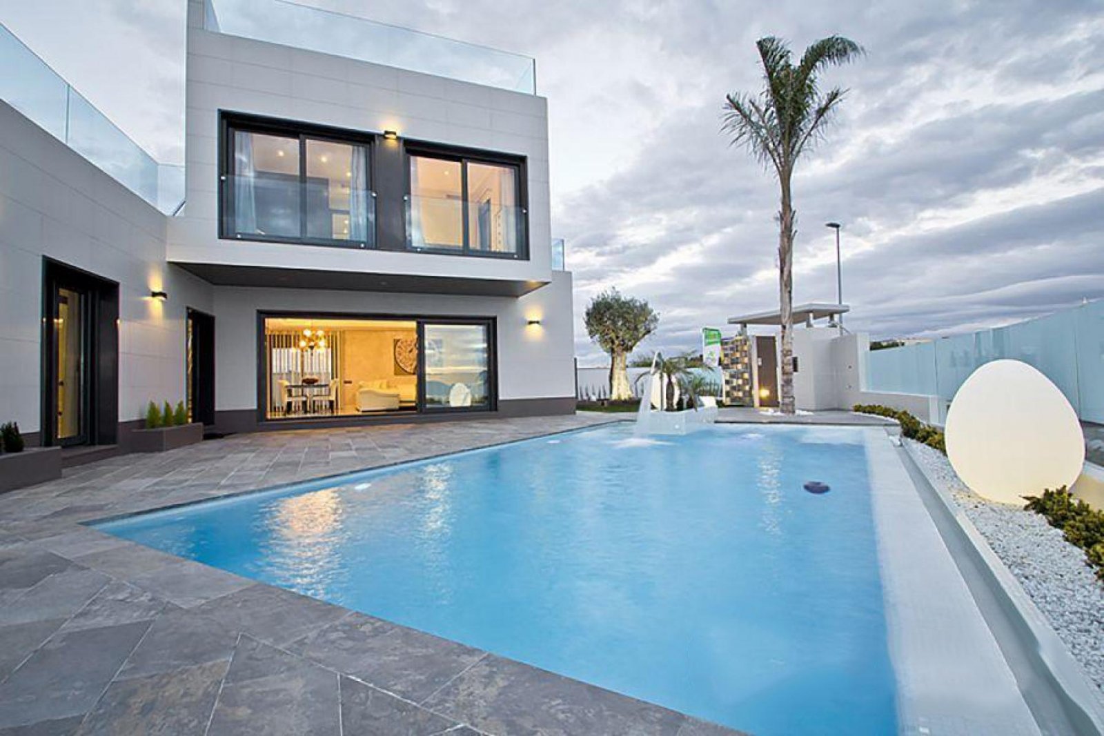 Luxusresidenz – Privatpool, Garage & elegantes Wohnen