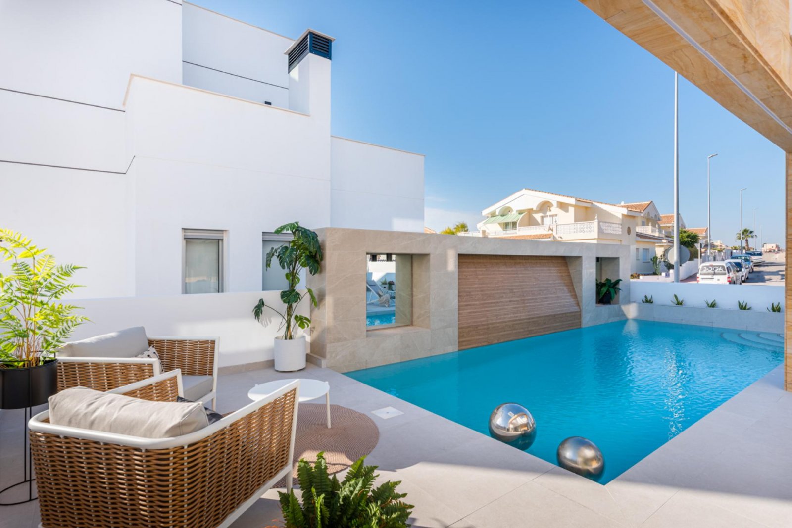 Hochwertige Villa mit Pool und Seeblick