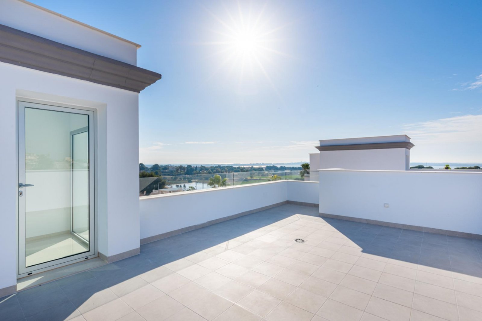 Hochwertige Villa mit Pool und Seeblick