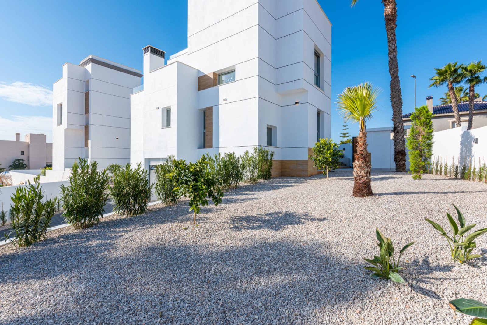 Hochwertige Villa mit Pool und Seeblick