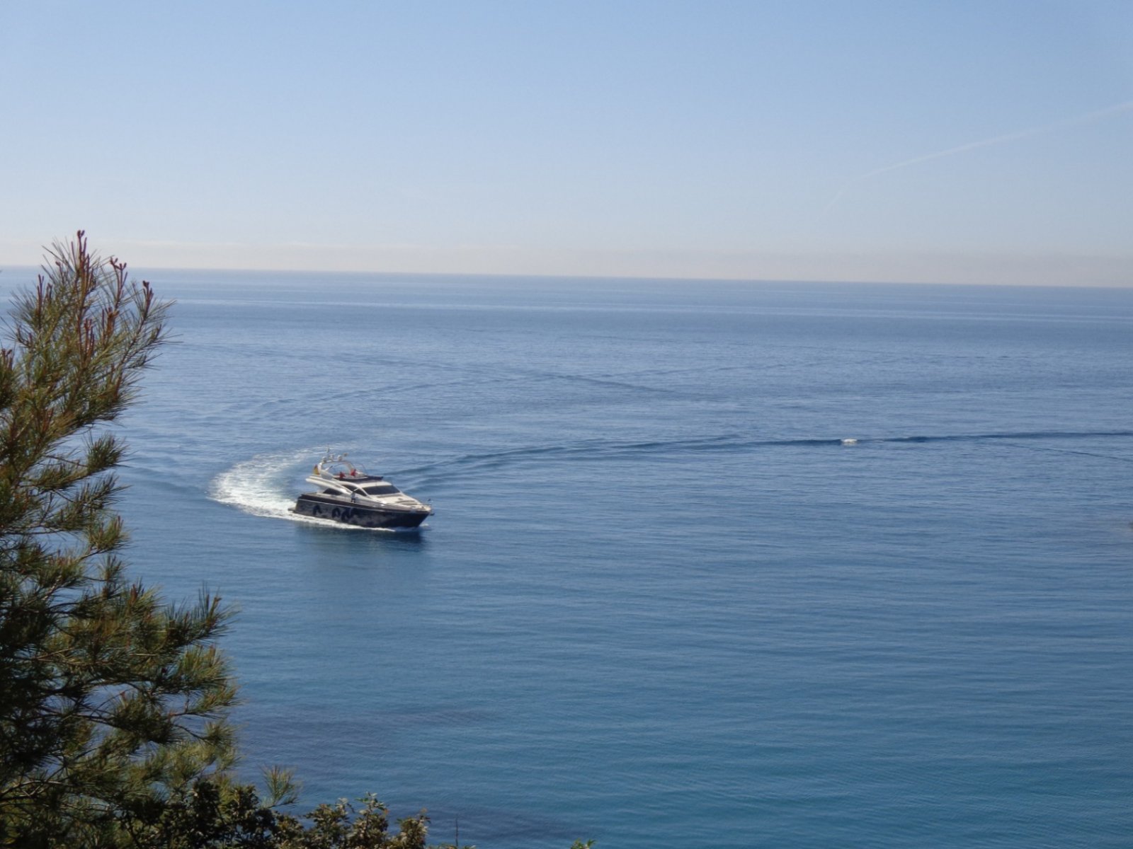 Moderne Luxusvilla mit Panoramablick auf das Mittelmeer