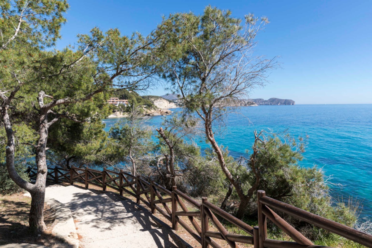 Moderne Luxusvilla mit Panoramablick auf das Mittelmeer