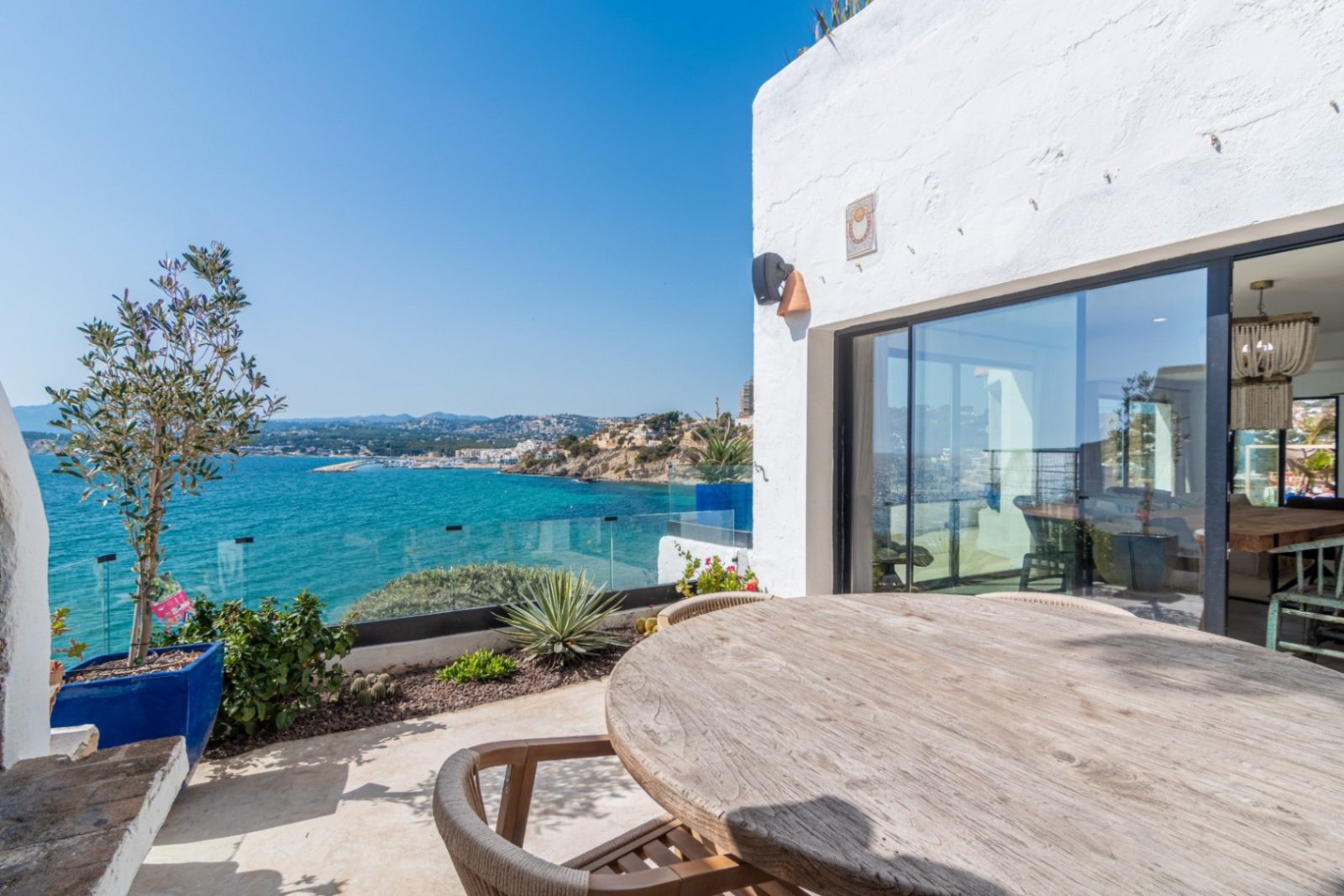 Designvilla mit Panoramablick und Meerfront