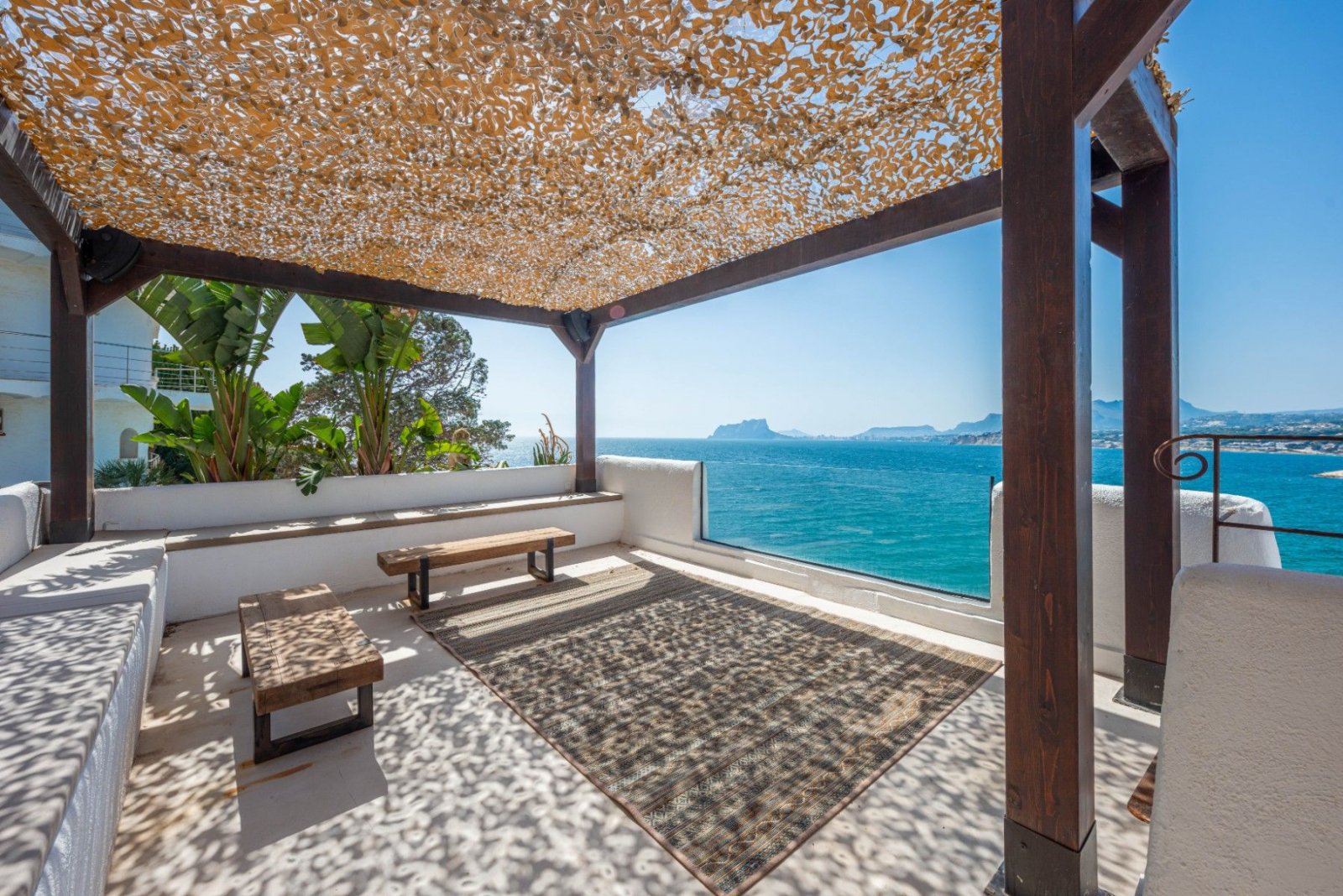 Designvilla mit Panoramablick und Meerfront
