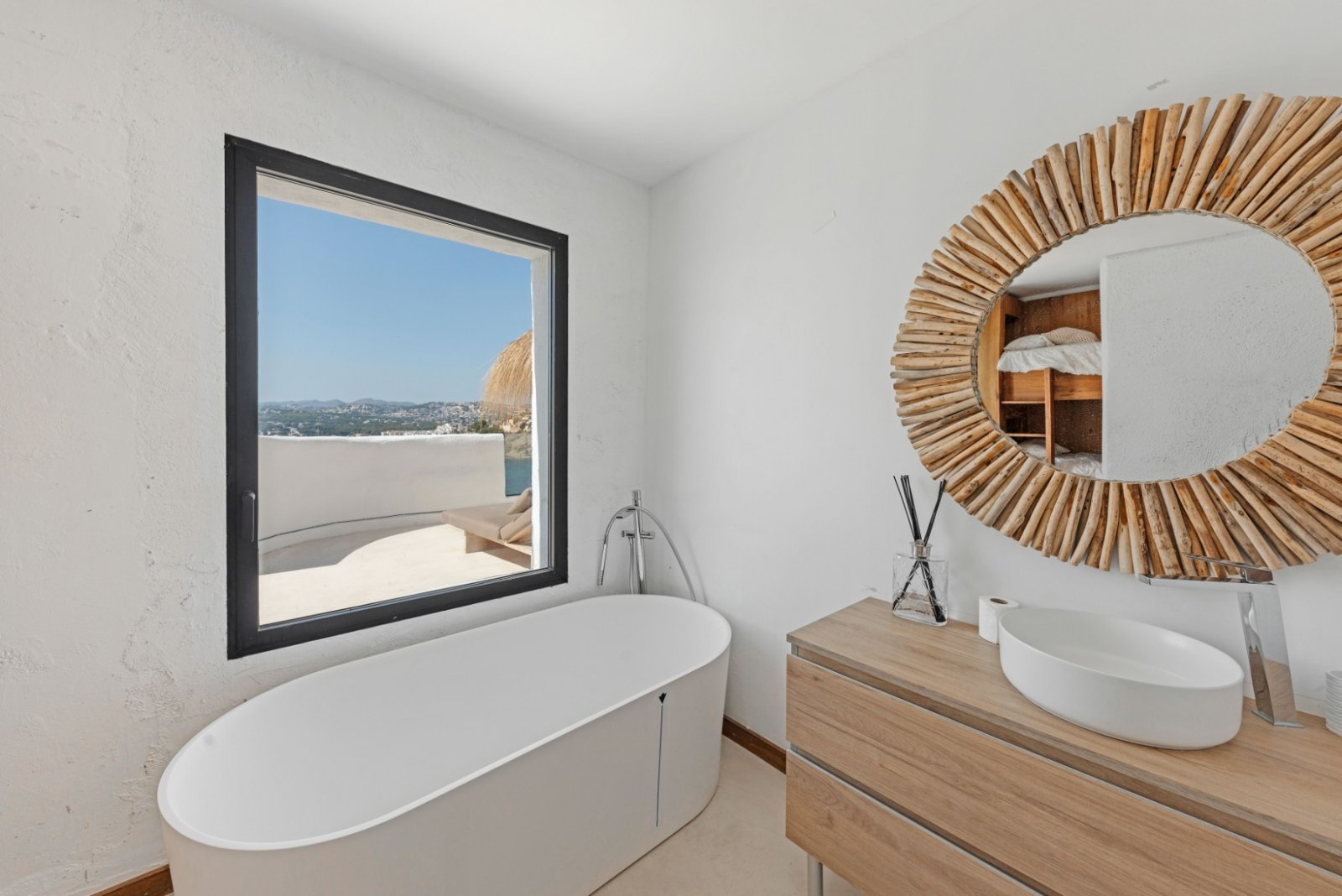 Designvilla mit Panoramablick und Meerfront