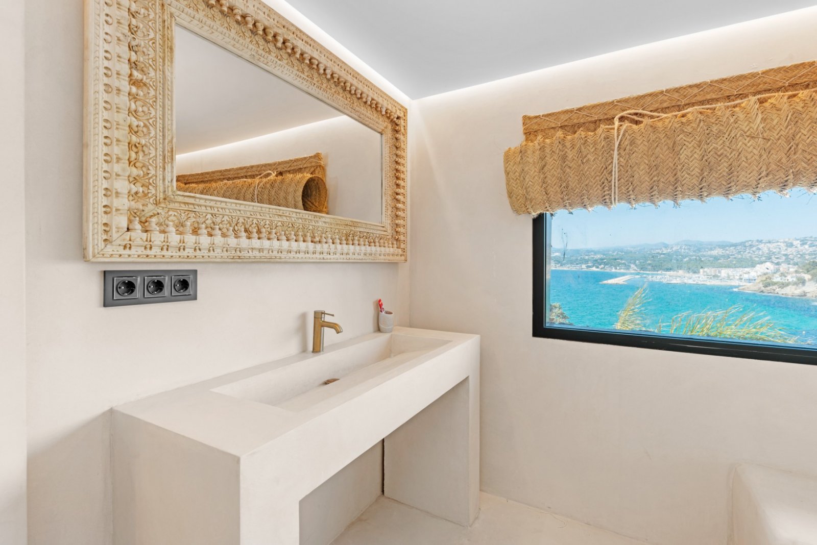Designvilla mit Panoramablick und Meerfront
