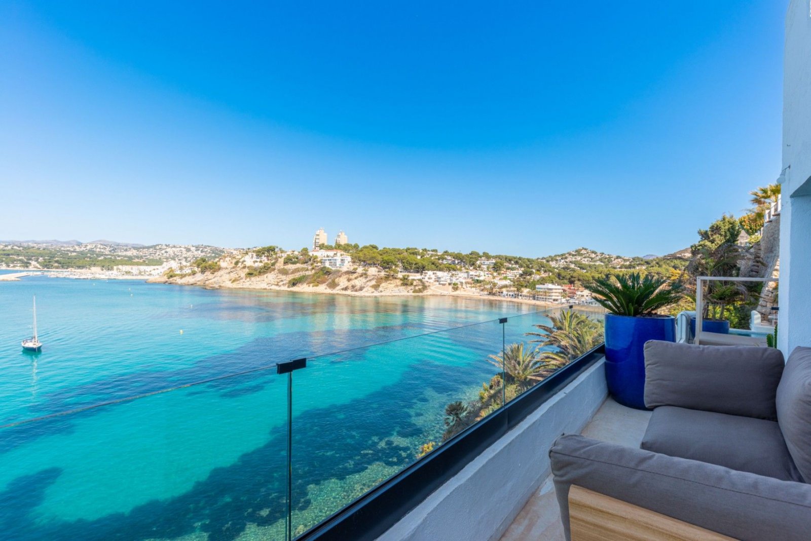 Designvilla mit Panoramablick und Meerfront