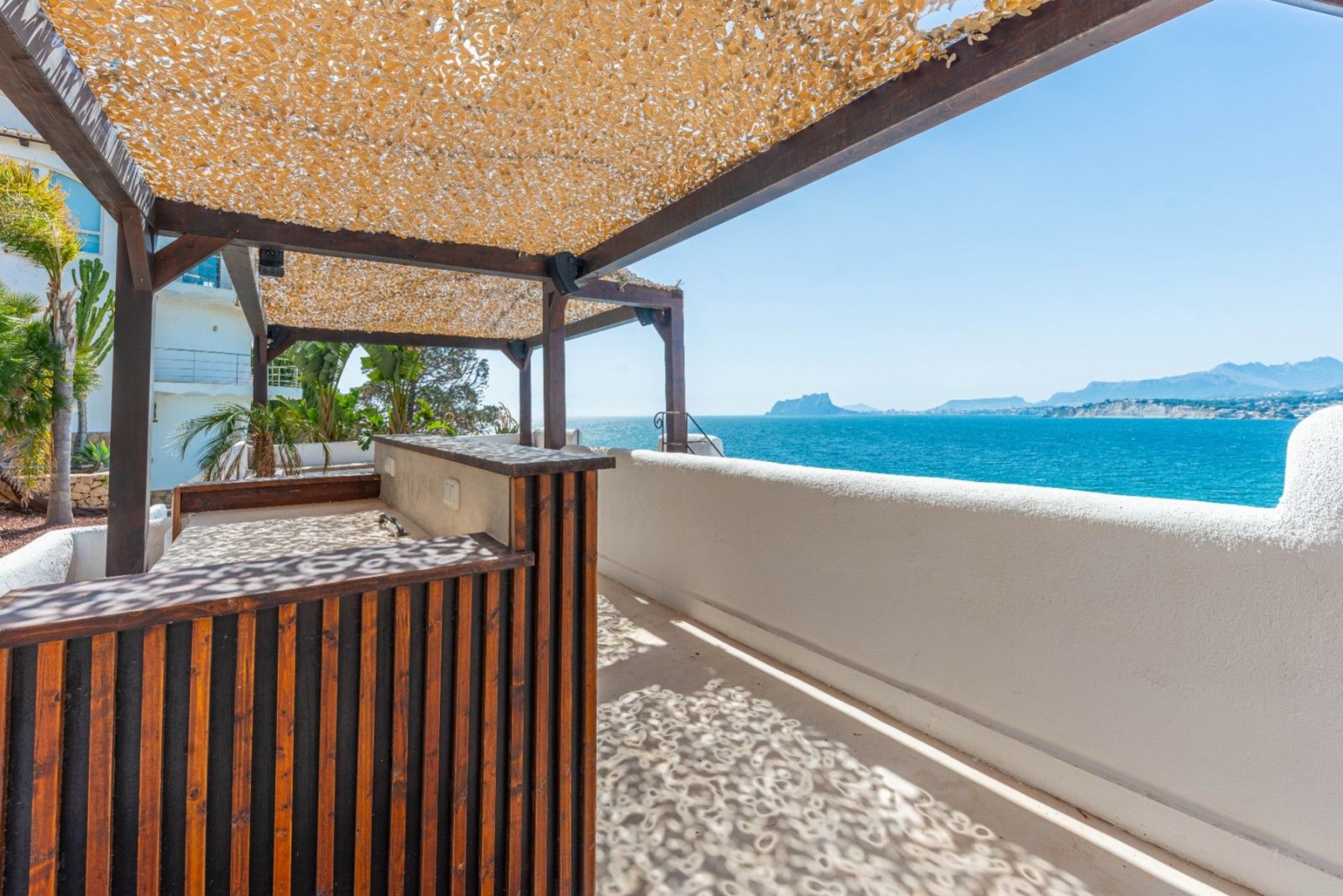 Designvilla mit Panoramablick und Meerfront