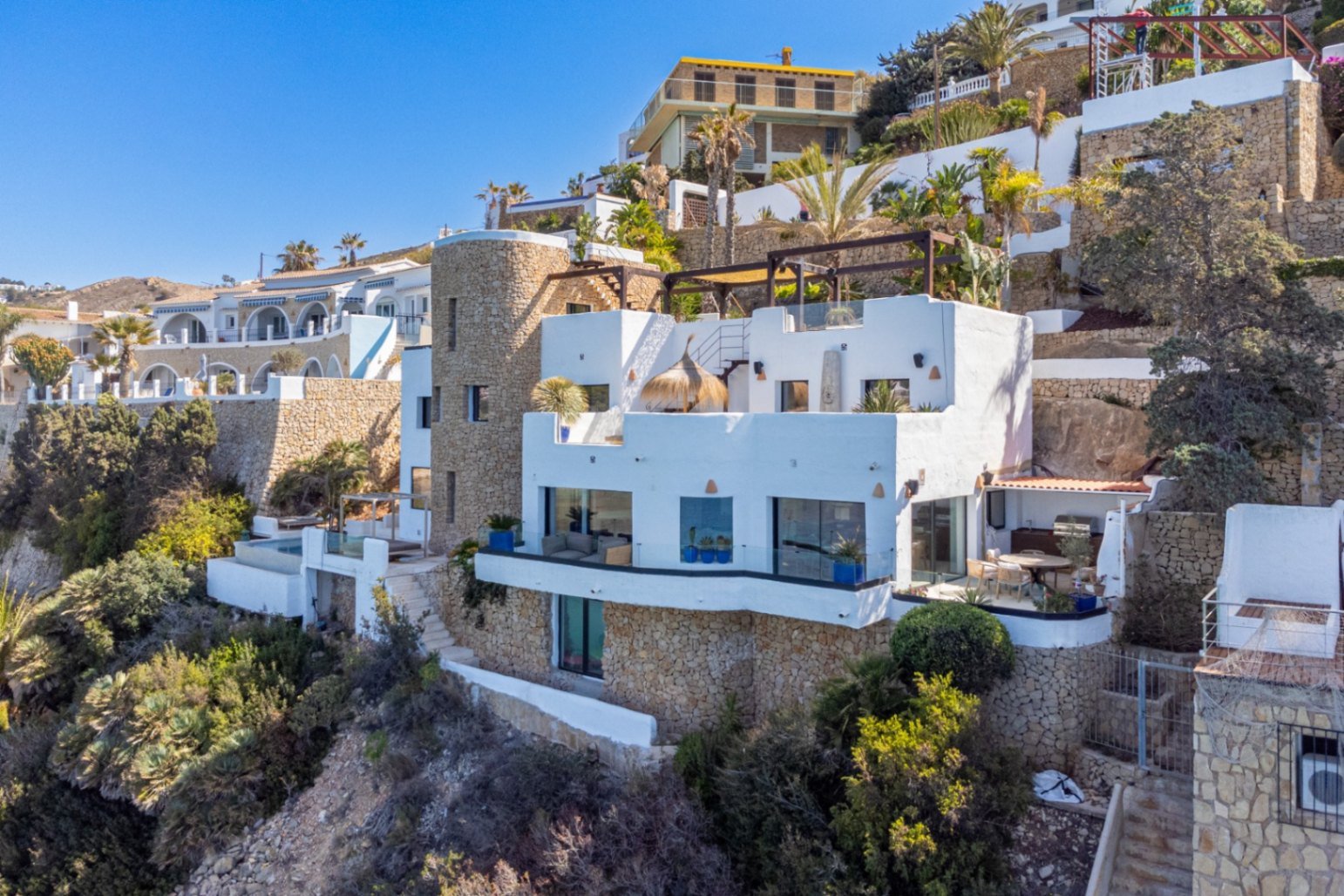 Designvilla mit Panoramablick und Meerfront