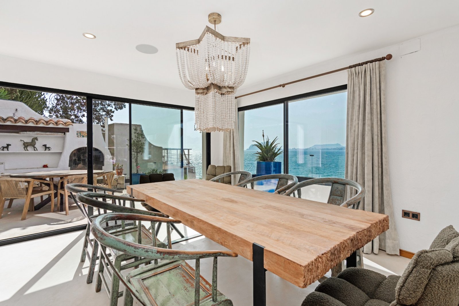 Designvilla mit Panoramablick und Meerfront