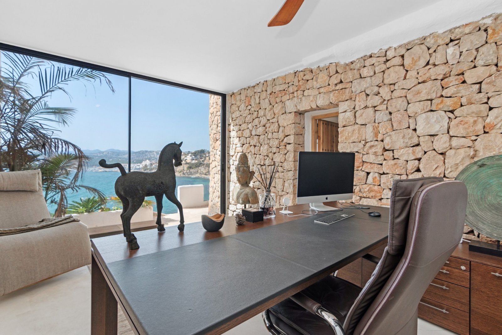 Designvilla mit Panoramablick und Meerfront