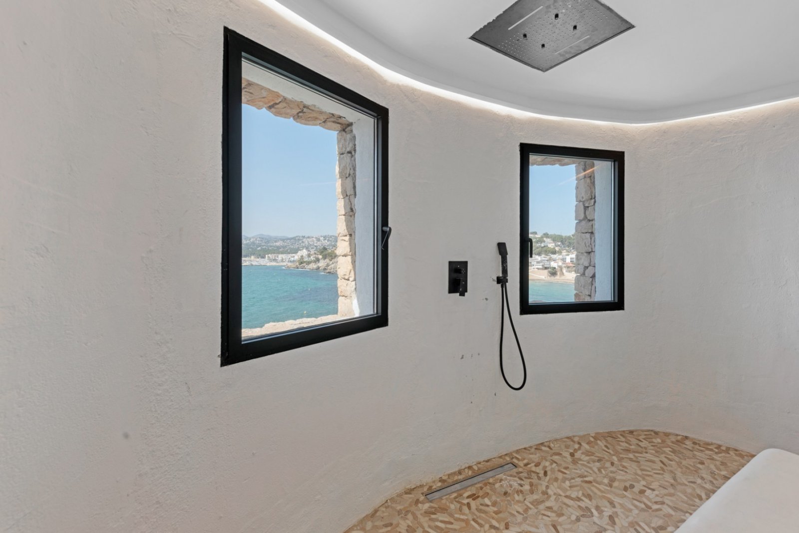 Designvilla mit Panoramablick und Meerfront