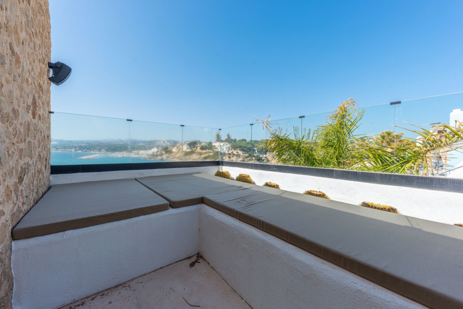 Designvilla mit Panoramablick und Meerfront