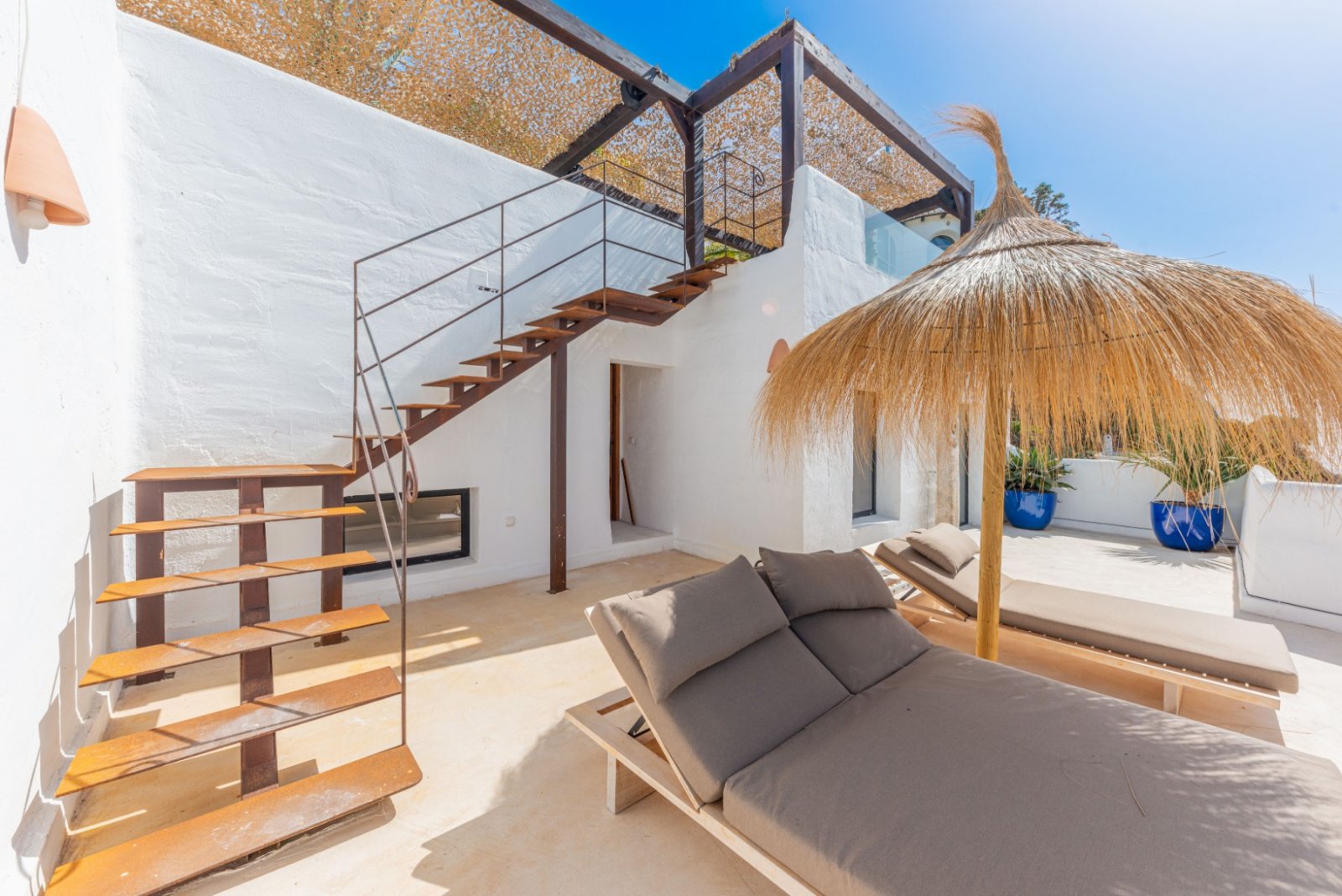 Designvilla mit Panoramablick und Meerfront