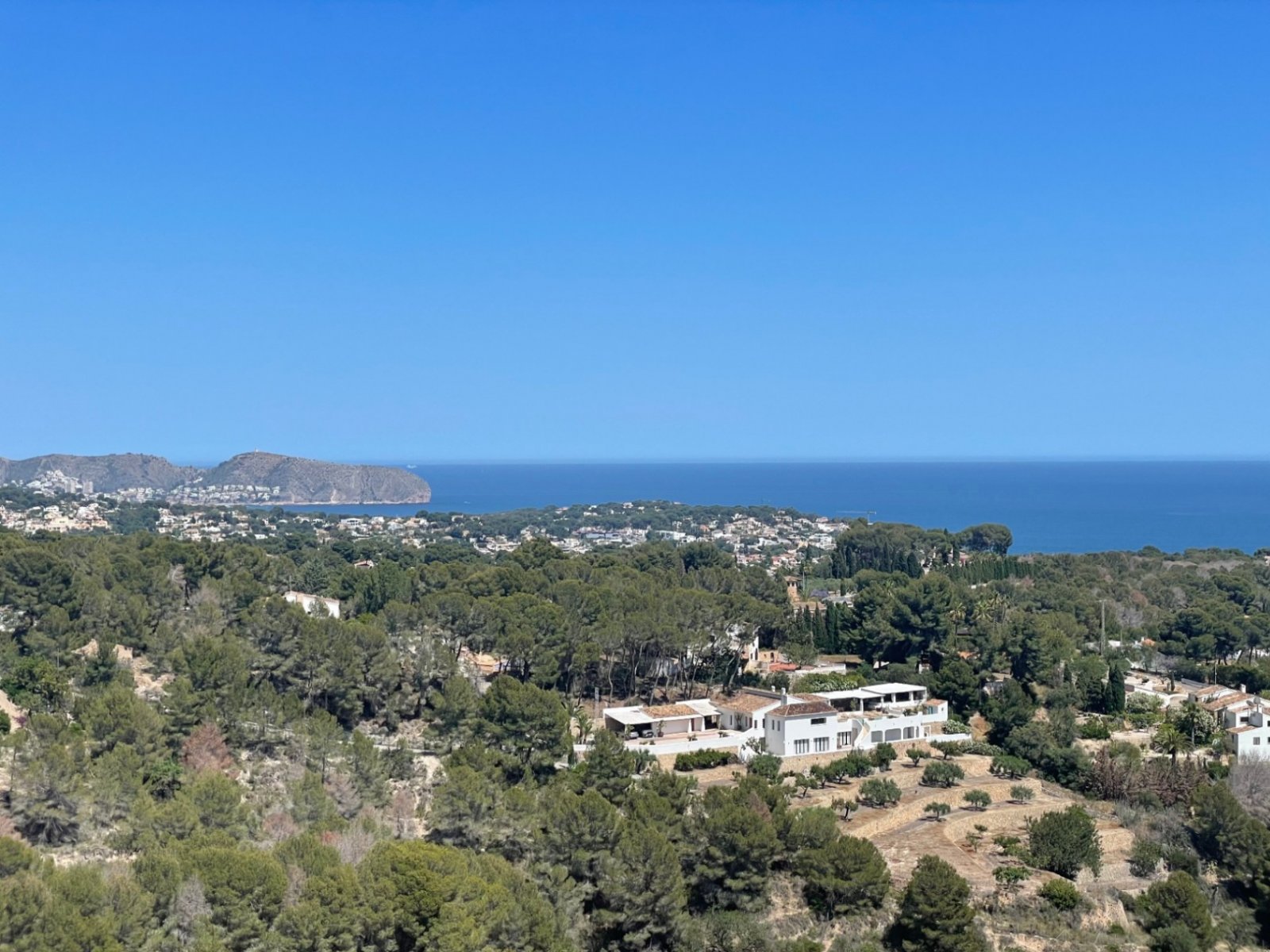 Moderne Luxusvilla mit Panoramablick und Privatsphäre