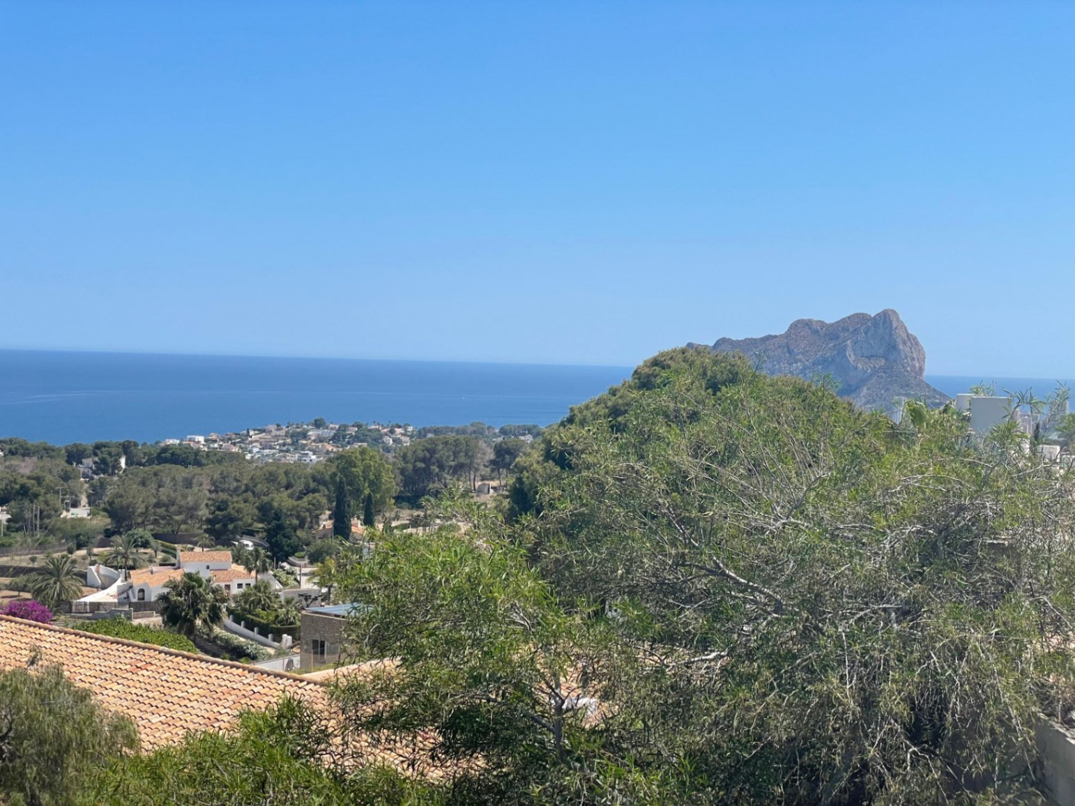Moderne Luxusvilla mit Panoramablick und Privatsphäre