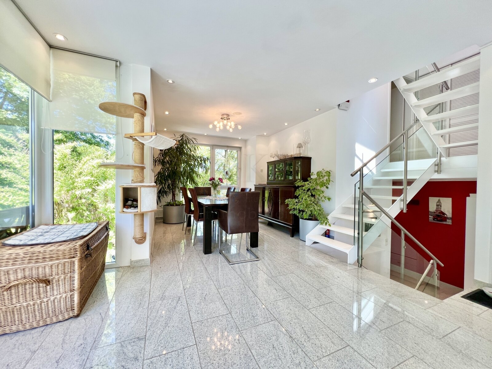 BREHMTAL: TOLLES REH MIT GARAGE, VIEL PLATZ und GARTEN