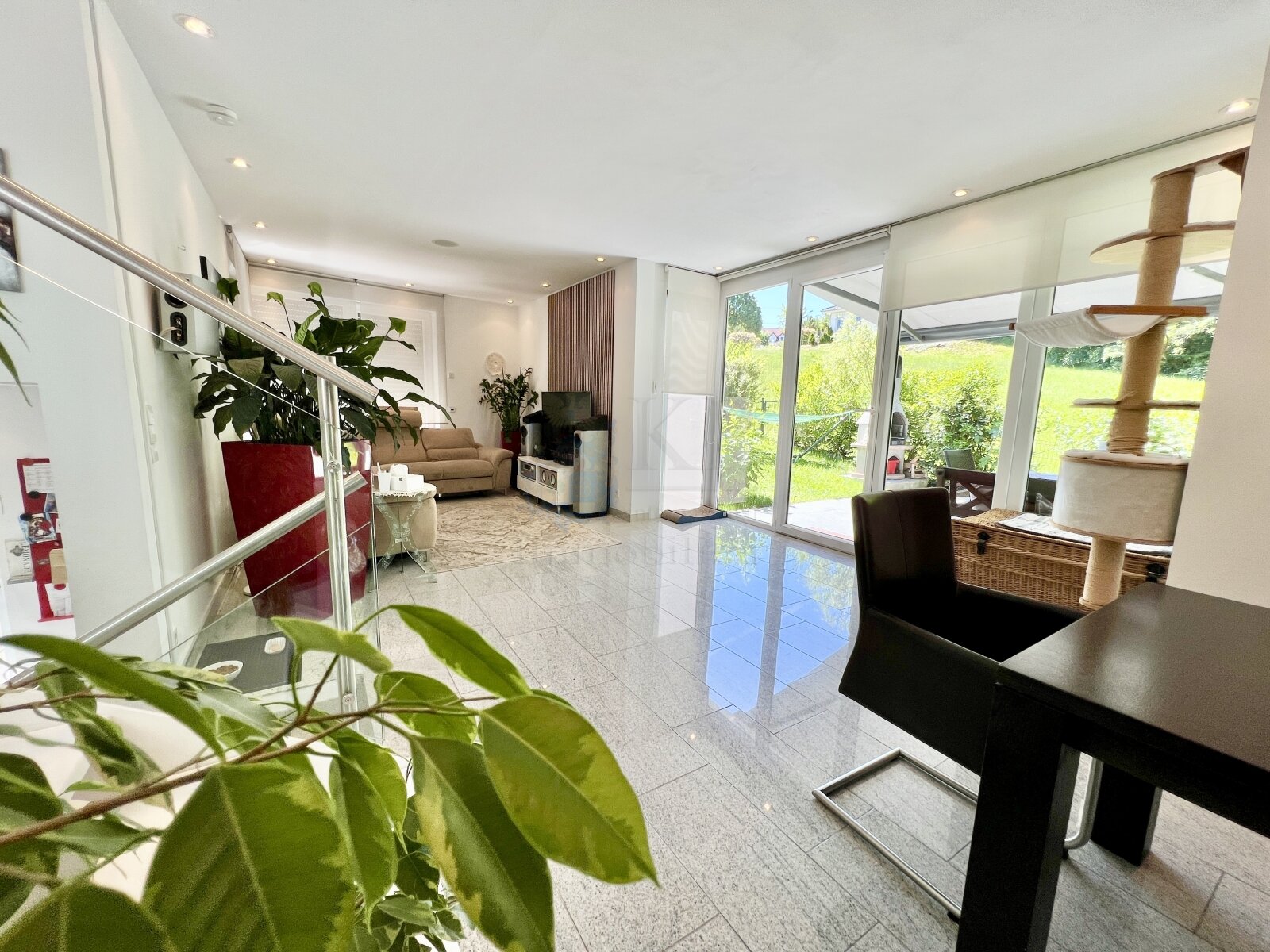 BREHMTAL: TOLLES REH MIT GARAGE, VIEL PLATZ und GARTEN