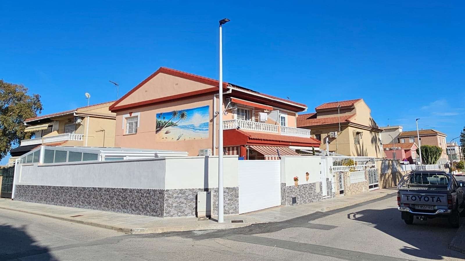 Charmante Eckvilla mit Garage nahe Strand