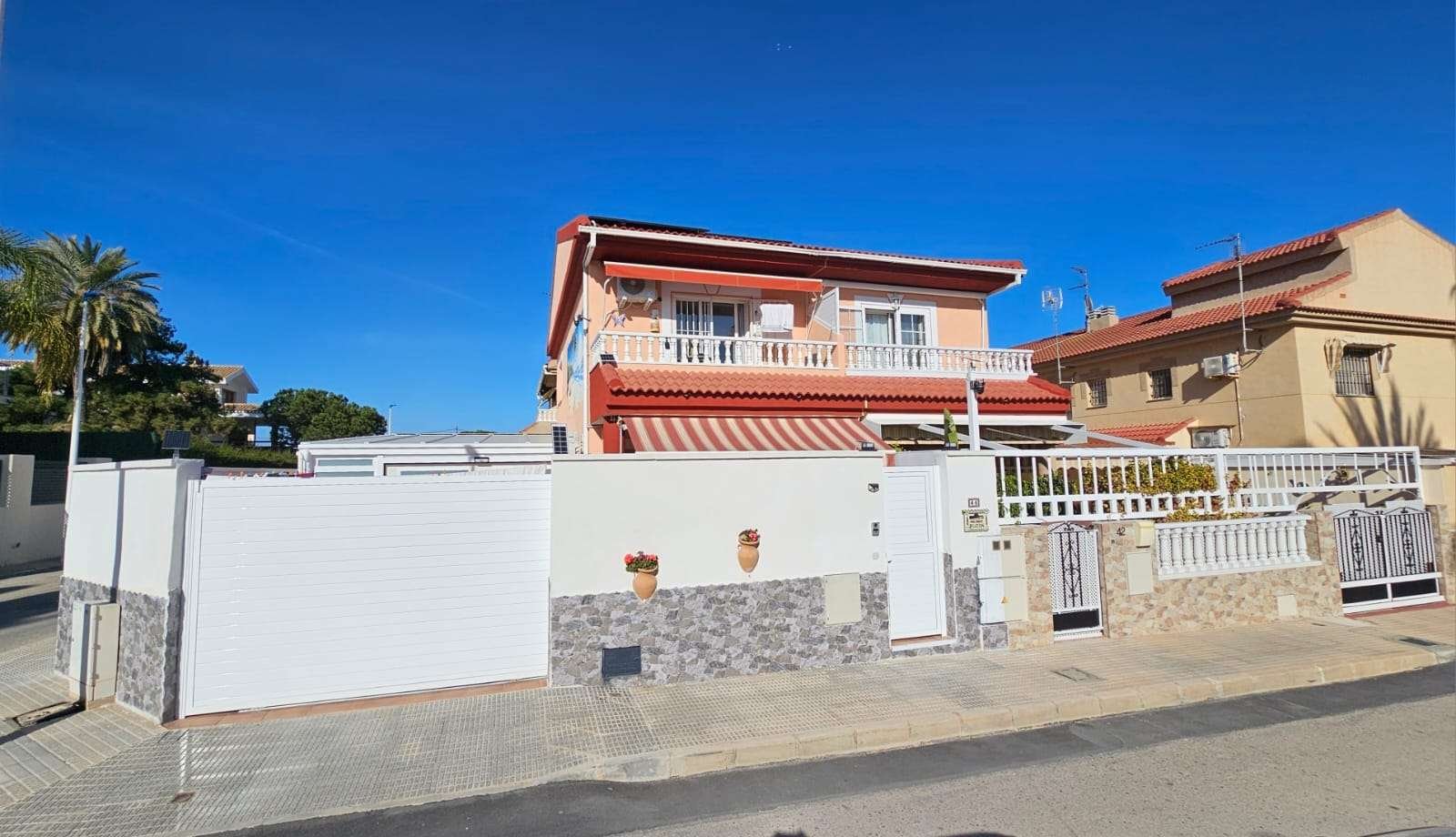 Charmante Eckvilla mit Garage nahe Strand