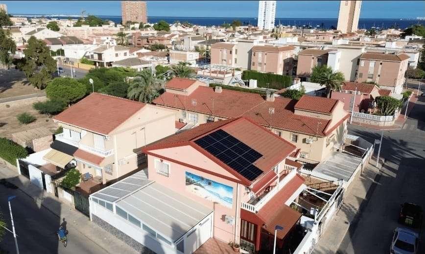 Charmante Eckvilla mit Garage nahe Strand