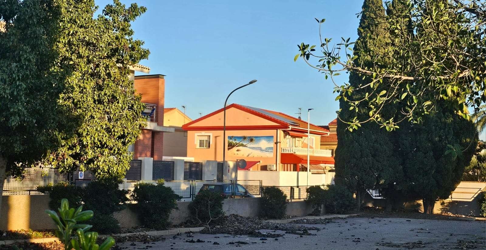 Charmante Eckvilla mit Garage nahe Strand