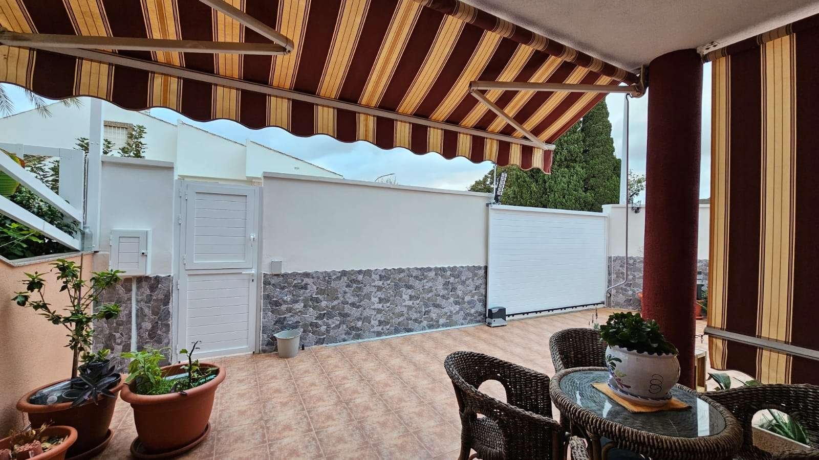 Charmante Eckvilla mit Garage nahe Strand