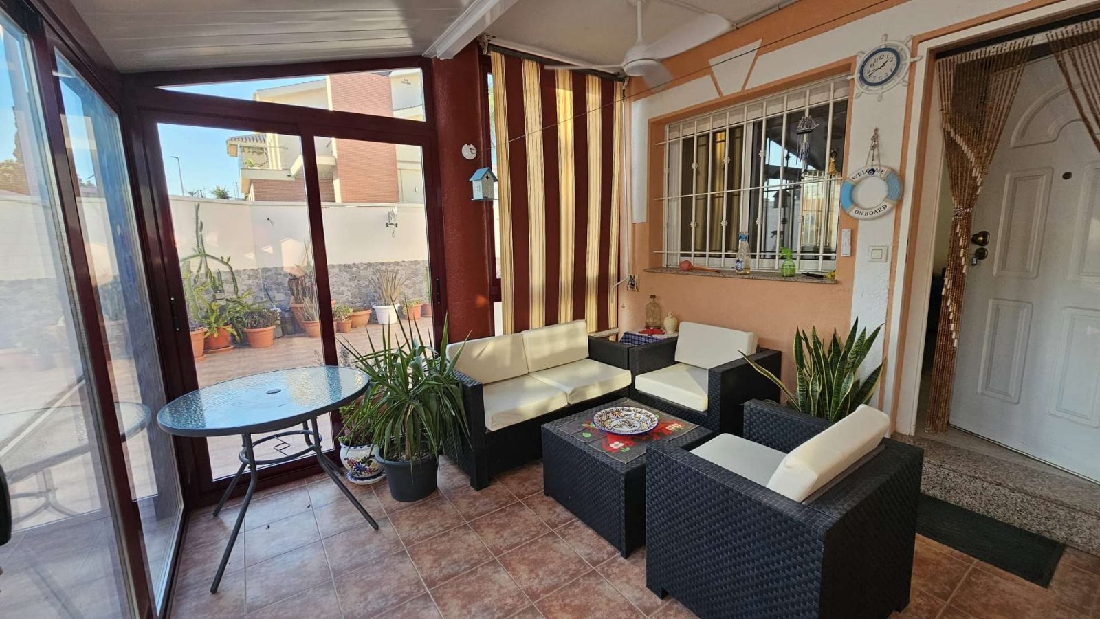 Charmante Eckvilla mit Garage nahe Strand