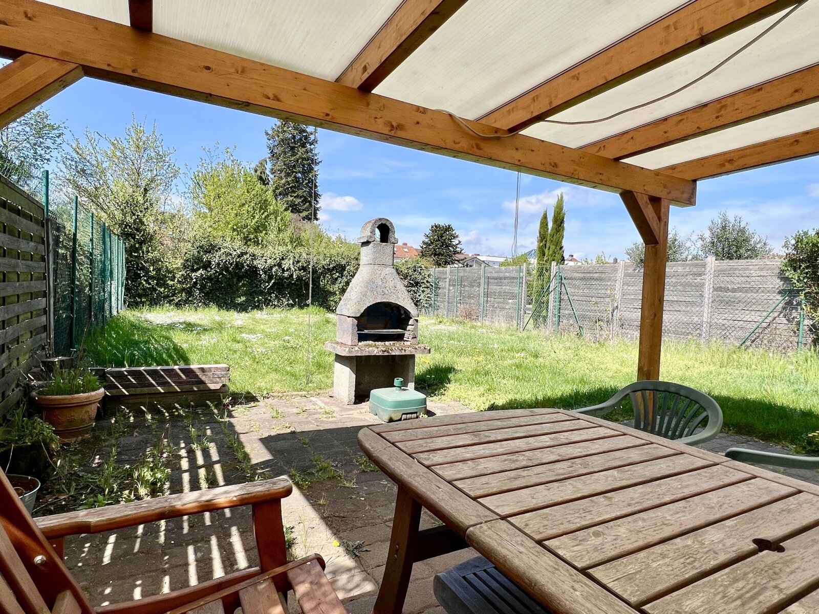 GARTEN MIT ÜBERDACHTER SITZECKE GARTEN MIT ÜBERDACHTER SITZECKE
