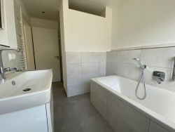 GROSSES BADEZIMMER