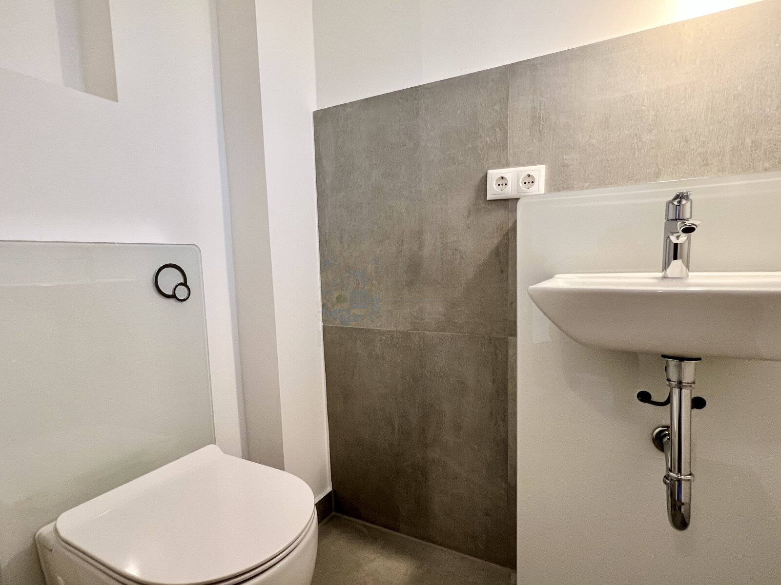 MODERNE GÄSTE-TOILETTE