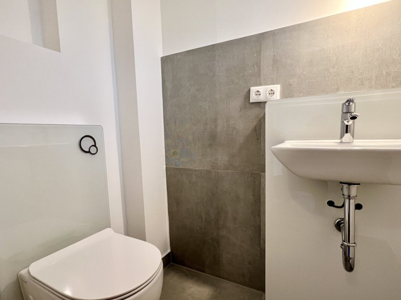 MODERNE GÄSTE-TOILETTE