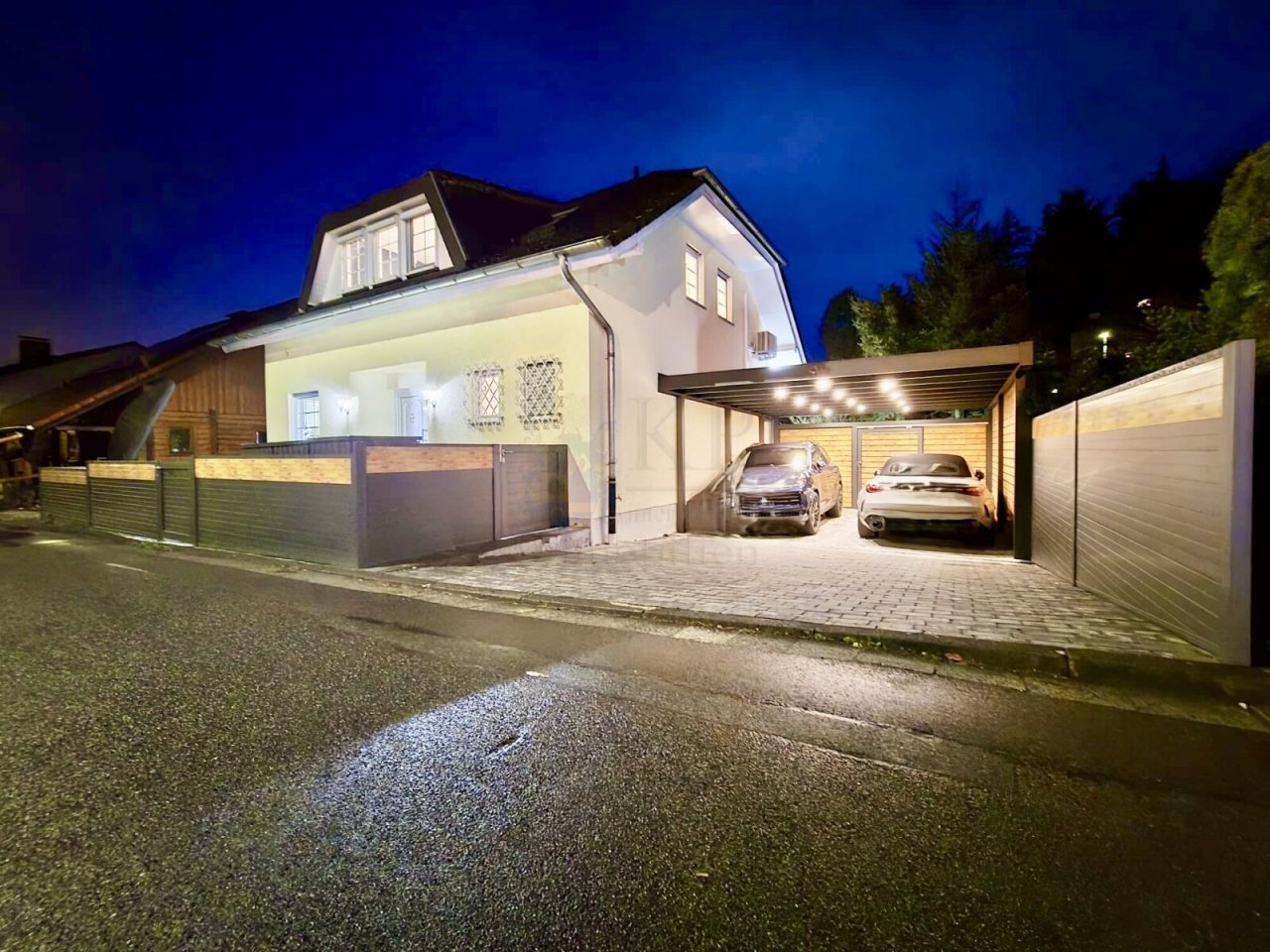 HAUSANSICHT BEI NACHT