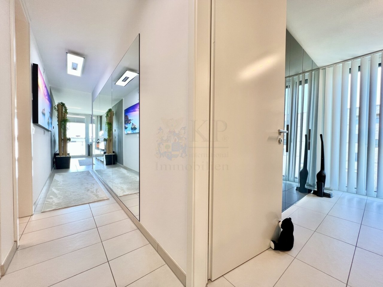 FLUR MIT SPIEGELWAND