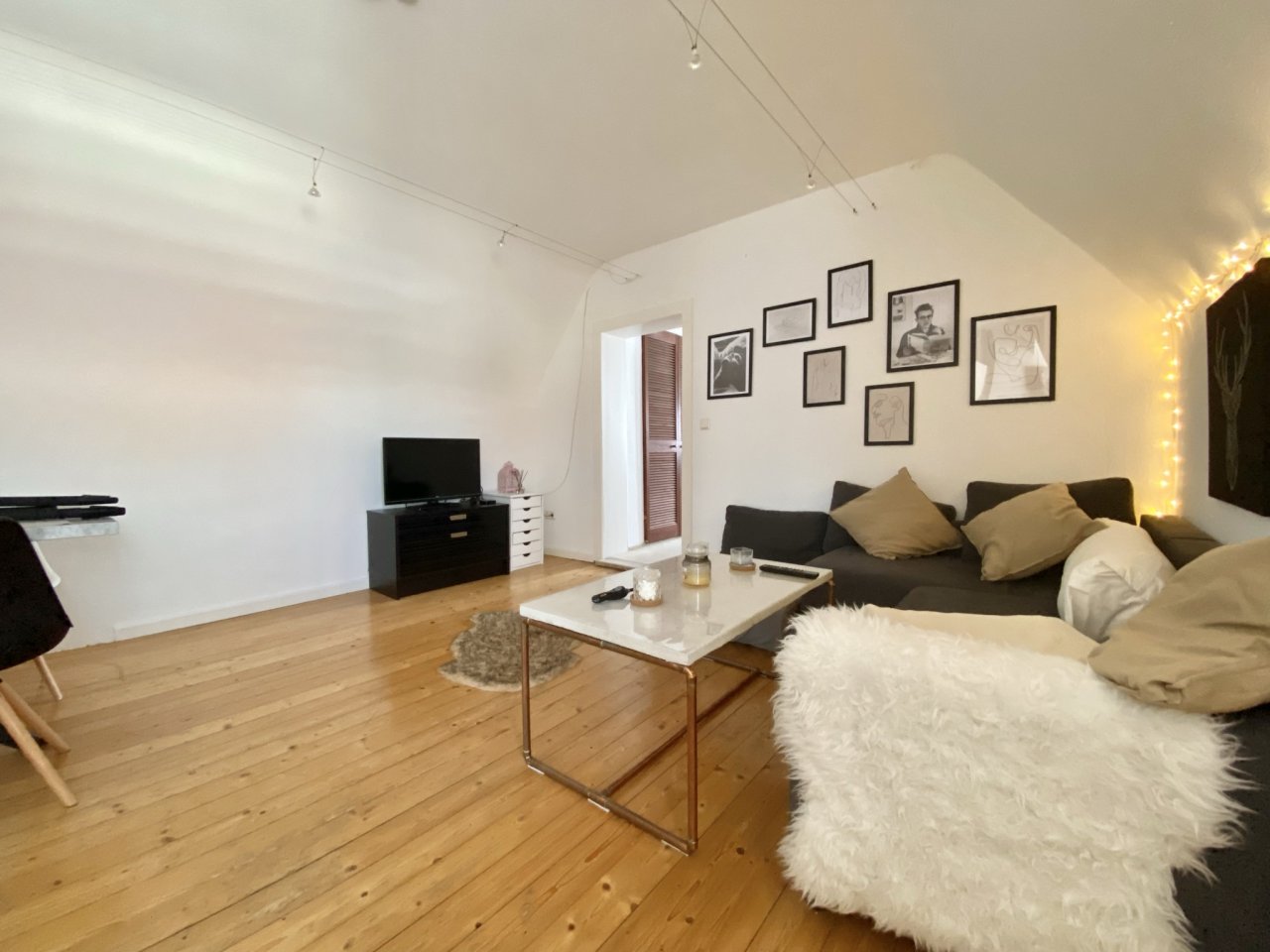 ** VERMIETET ** LANGENHAIN: NUR FÜR EINPERSONENHAUSHALT ! - Charmante 2-Zimmer Dachgeschosswohnung mit EBK und Duschbad +++