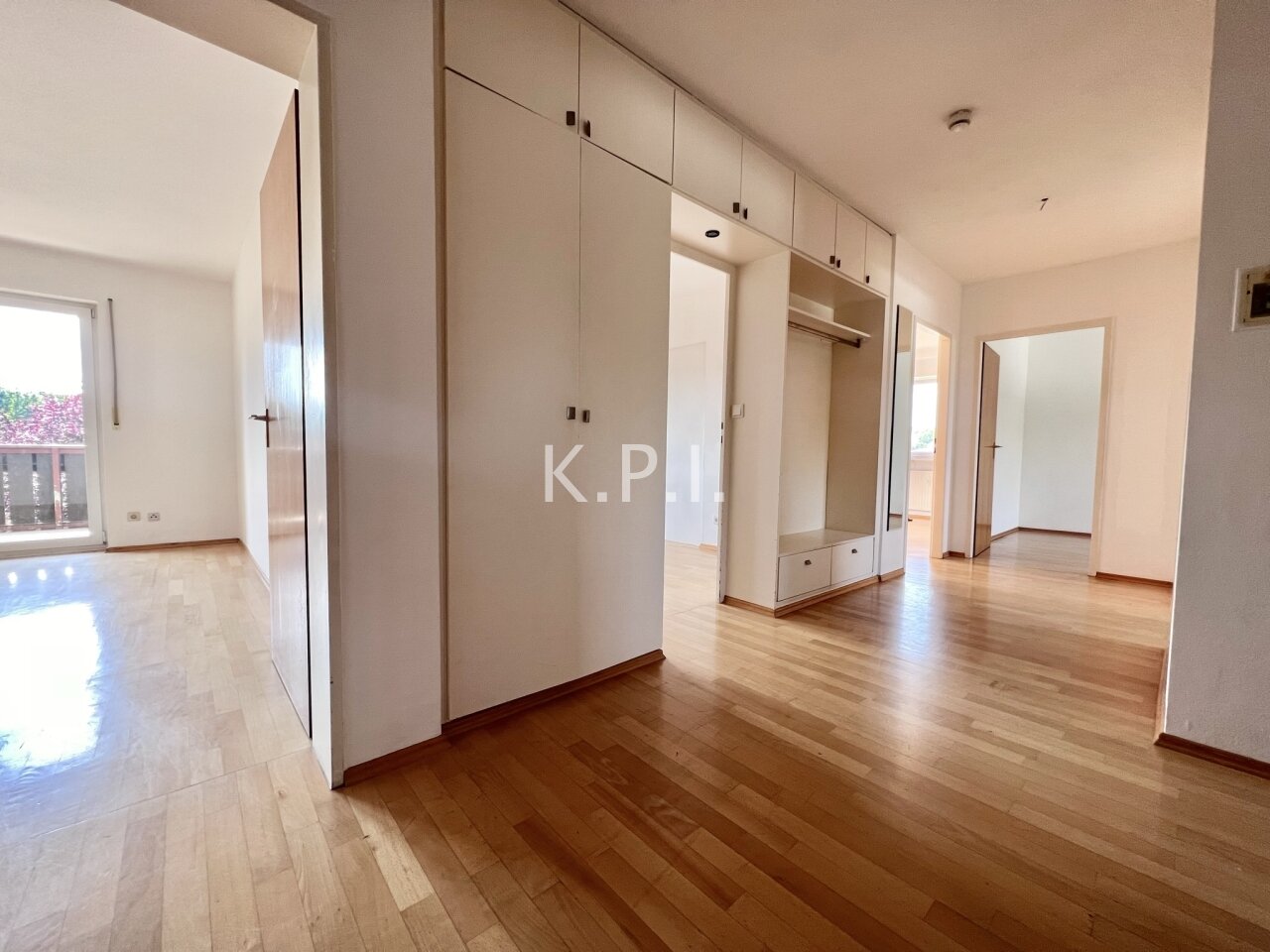 Bad Vilbel: *** VERKAUFT *** BAD VILBEL: SCHÖNE GROSSE 4 ZIMMER ETW MIT SÜDBALKON UND EINZELGARAGE *** 