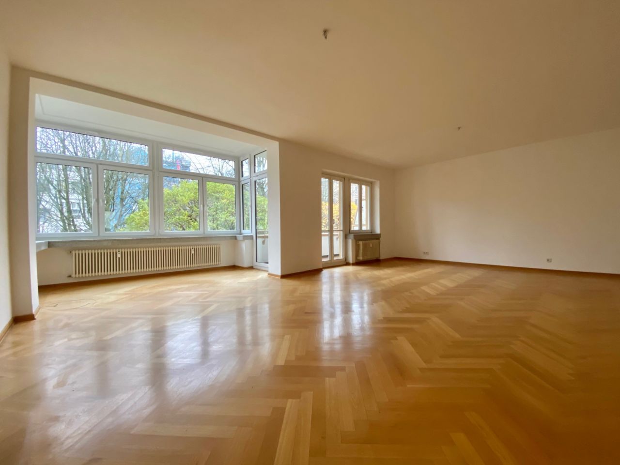 Wiesbaden: WIESBADEN direkt an der ADOLFSALLEE: Grosszuegige 2 Zimmer Wohnung mit grosser EBK, GWC, Bad, Balkon und Kellerraum 