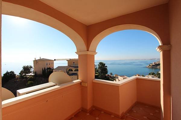 Beautiful villa in a quiet and beautiful area, with a large private pool and impressive views over the coast of El Campello, Alicante and the sea.T...