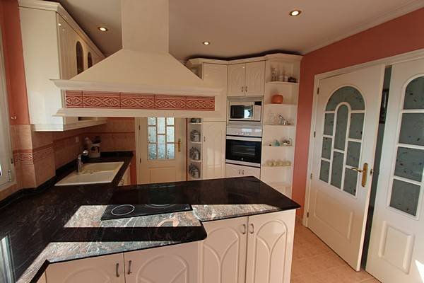 Beautiful villa in a quiet and beautiful area, with a large private pool and impressive views over the coast of El Campello, Alicante and the sea.T...